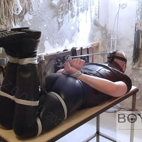 Mirror, mirror, tell me if it's tight enough, he,he !